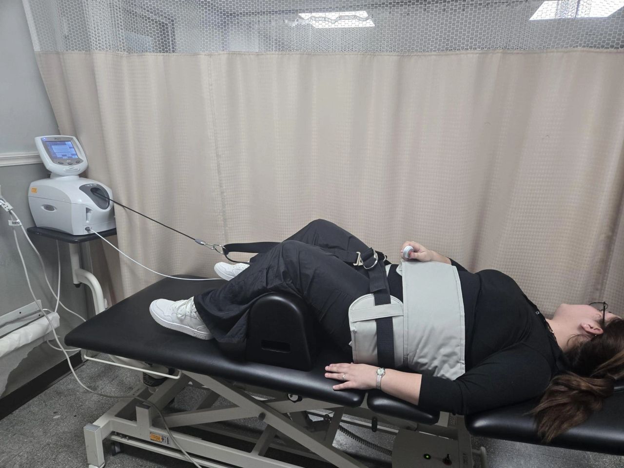 Persona en Tratamiento de Traccion Lumbar en Clínica de Terapia Física y Rehabilitación Génesis, LLC.