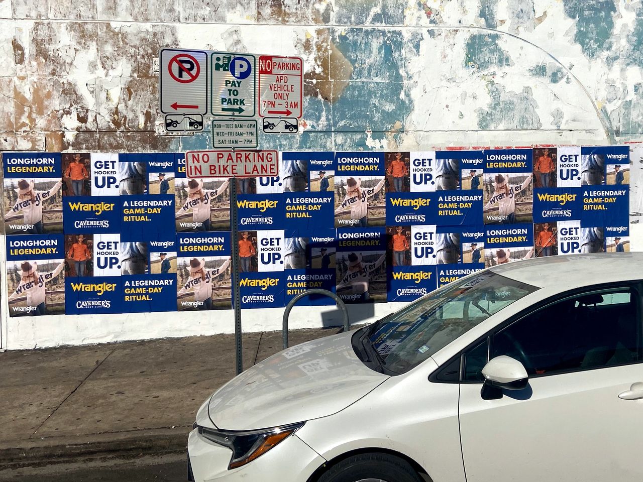 Guerrilla marketing with posters is a powerful strategy that captures attention creatively and engagingly. It thrives in Connecticut's urban jungles, turning routine city landscapes into dynamic storytelling platforms.