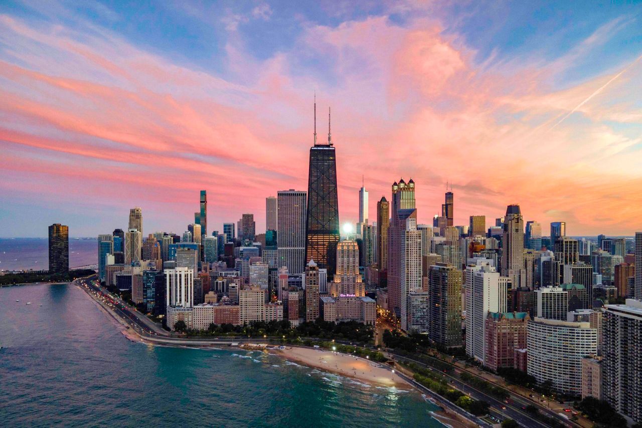 Chicago skyline at sunset with prominent skyscrapers, including the Willis Tower, showcasing the vibrant urban landscape ideal for advertising strategies.