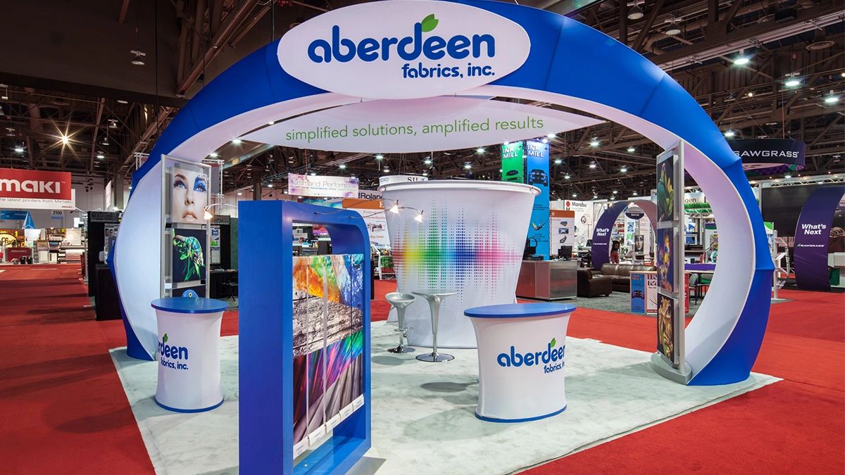 A captivating booth design with eye-catching banners and banner stands can help your company stand out in a crowded market. 