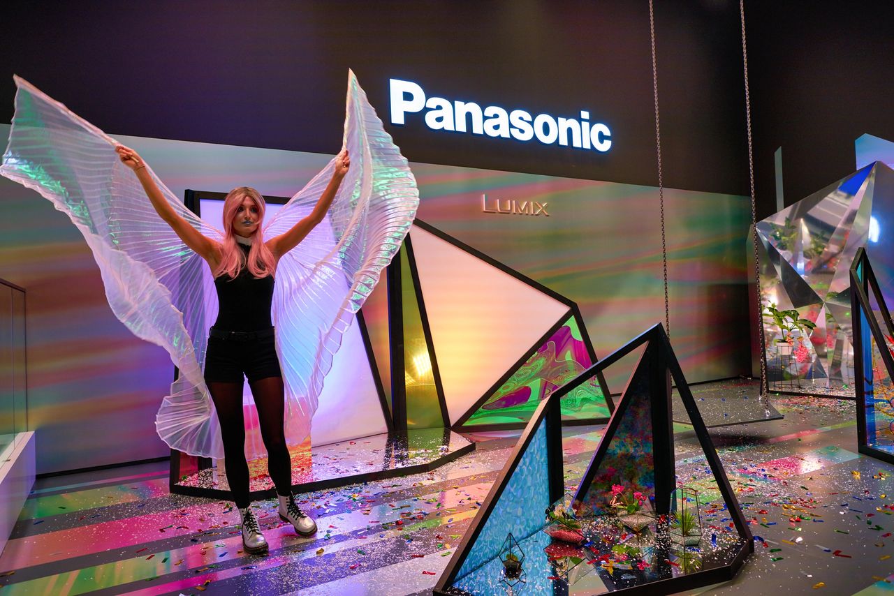 Spotlighting the core skills of experiential marketing staff, communication prowess, emotional intelligence, adaptability, and creative dexterity underline their potential as game changers in your business narrative.