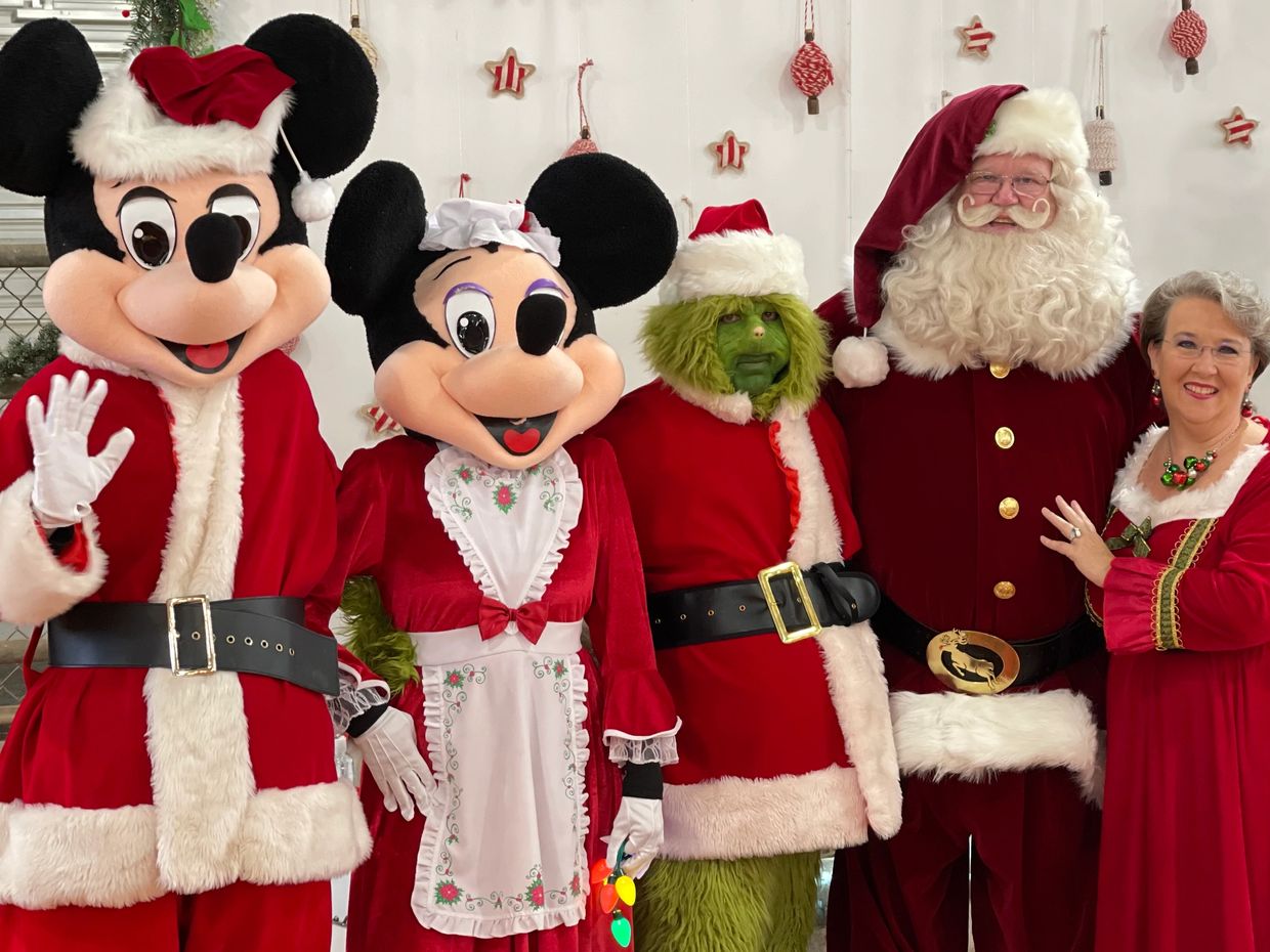 Holiday Characters preforming in Treasure Coast
Hire Santa Claus