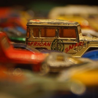 Close-up of a vintage toy car with 'African Safari' text among blurred toy cars.
