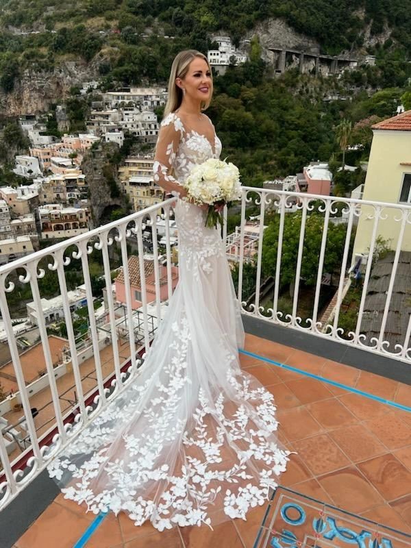 a bride in the balcony with a bouquet 