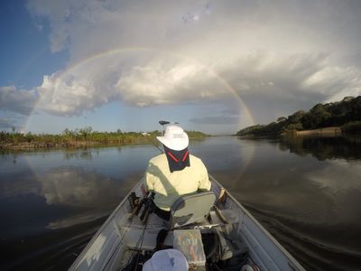 Dizem que debaixo do arco-iris se esconde um tesouro, e, no caso do pescador , grandes peixes