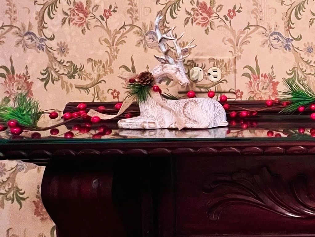 Reindeer and berry garlands on the fireplace