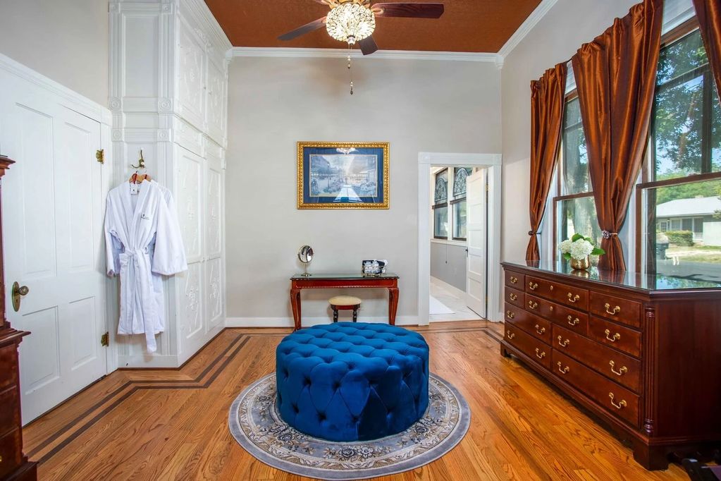 Sitting room and dressing room with chest of drawers and vanity