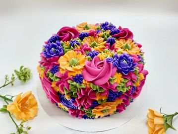 6 inch double-layer floral cake!!
➡️ Cake available in chocolate or vanilla
➡️ Decorated in vanilla 