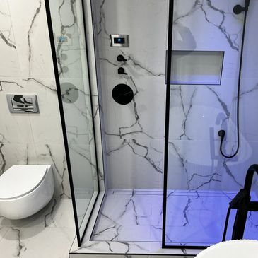 Rénovation salle de bain complète à Brossard avec toilette murale, bain robinet à Brossard