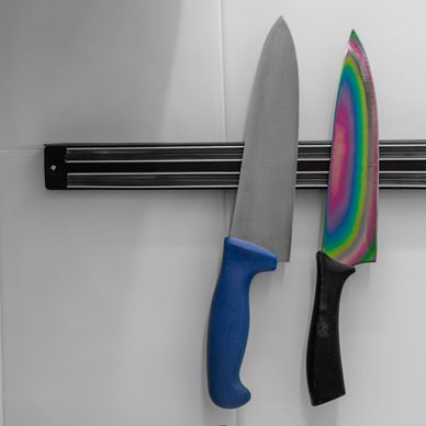knives on magnetic knife strip