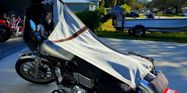 Silver warrior, sun-shielded pride. Unfurl comfort, let your Dyna ride.