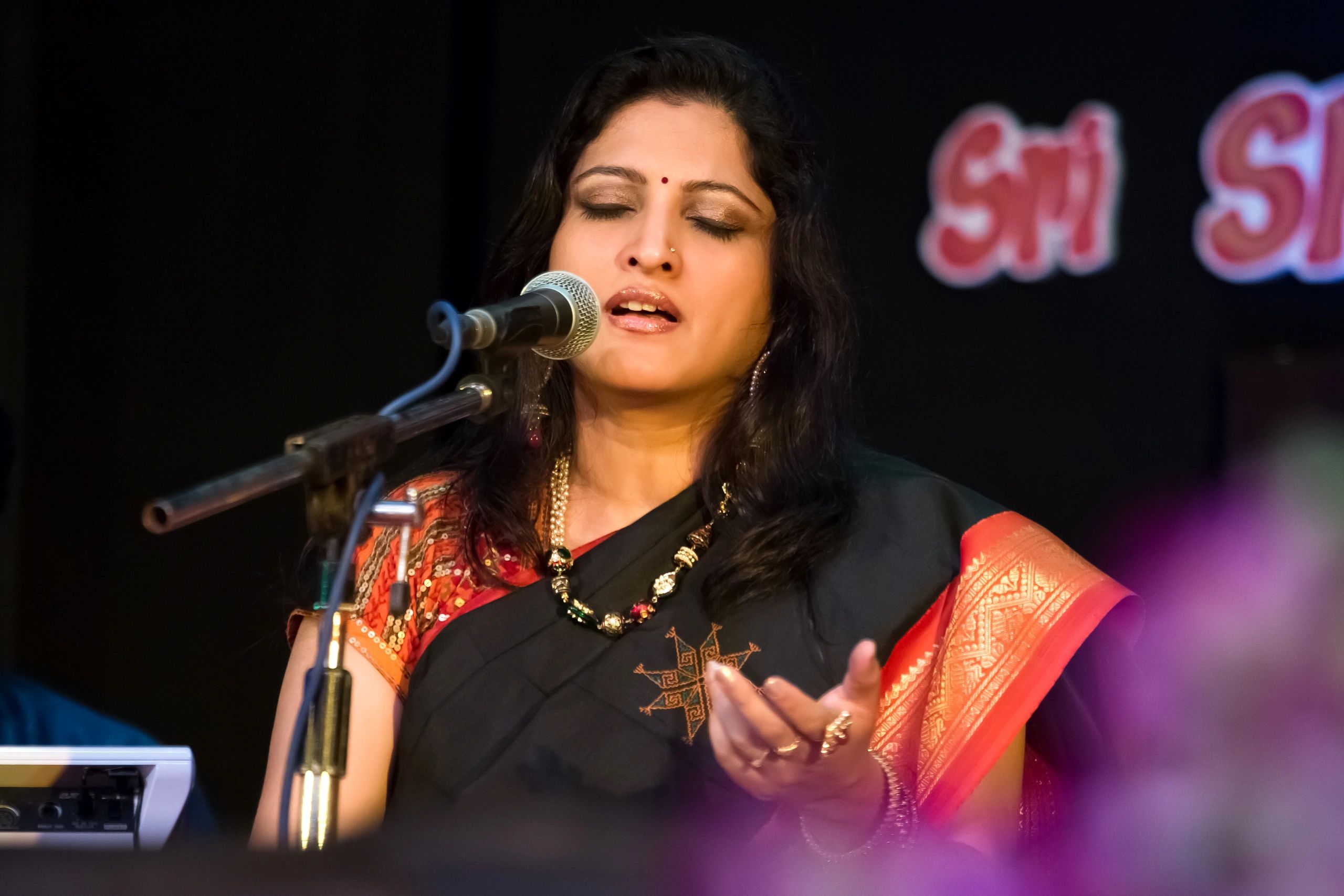 Smita Bellur sings for Shri Shankara Cancer Foundation