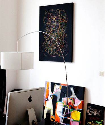 Uma grande pintura de arte abstrata do artista abstrato Adalierd, pendurada na parede de uma sala 