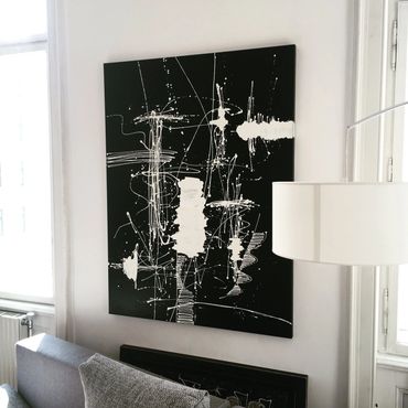 Uma obra de arte do artista abstrato Rob Adalierd  (Ada) pendurada em uma parede em Viena