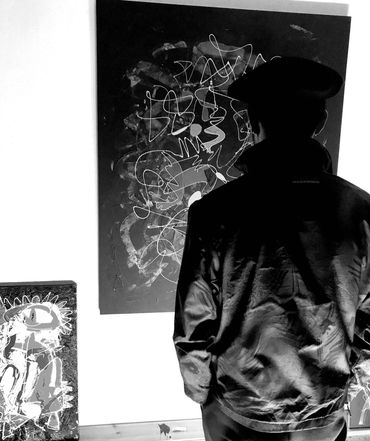 A japan friend  of the artist Rob Adalierd,  (Adá) observing an abstract painting