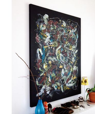 Uma grande pintura de arte abstrata do artista abstrato Adaliard, pendurada na parede  sala de estar