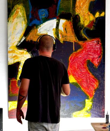 O artista Rob Adalierd (Adá) pintando diversas pinturas abstratas em seu ateliê em Barcelona