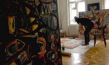 O artista Rob Adalierd (Adá) pintando diversas pinturas abstratas em seu ateliê em Viena