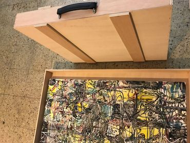 Uma caixa de artista abstrato com uma pintura abstrata dentro. Artista abstrato Adá Barcelona