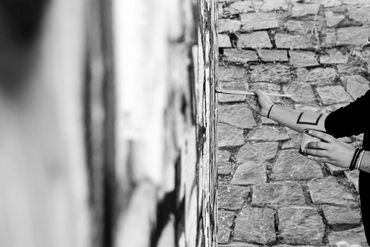 Artista abstrato Rob Adaliard pintando um mural em Viena, pincel na mão. arte portugal