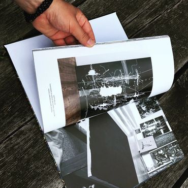 Detail of art book of Rob Adalierd. Showing an abstract painting.  arte do artista abstrato Adá