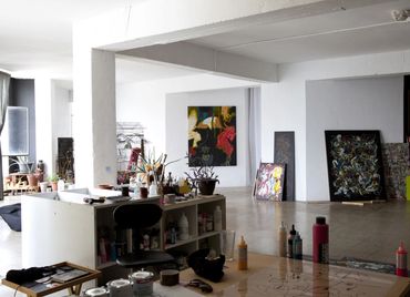 É uma imagem do estúdio da artista portuguesa de arte abstracta Ada em Barcelona