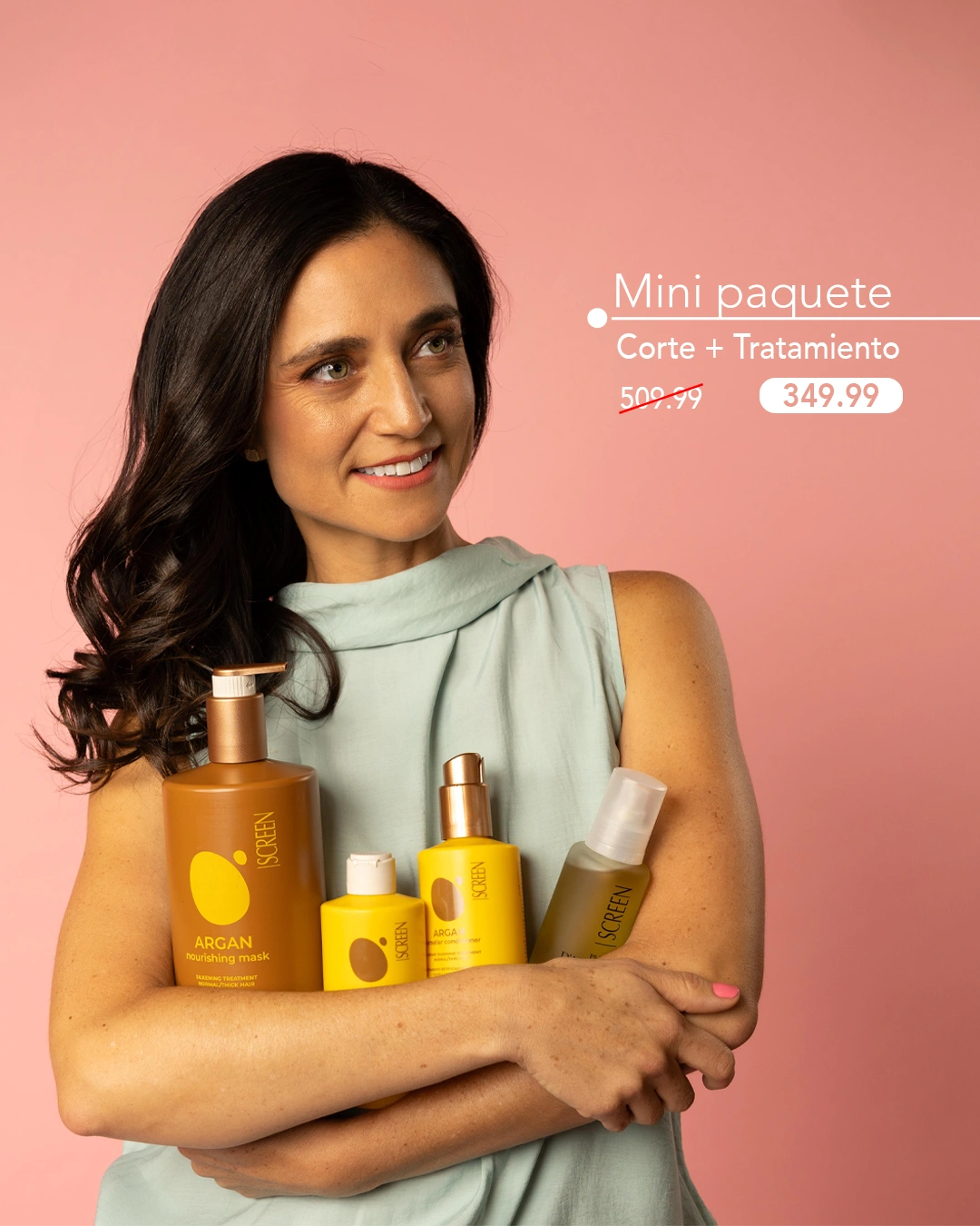 Mamá sosteniendo los productos del tratamiento capilar con fondo rosado