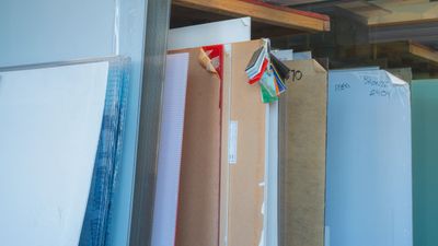 Différentes feuilles d'acryliques et échantillons de couleurs