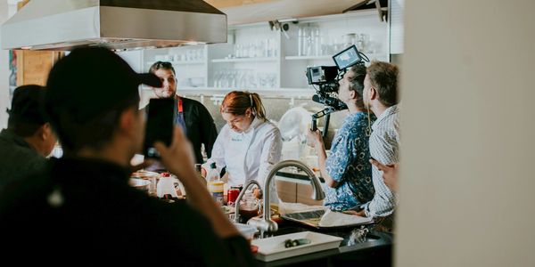 "Yaratıcı video çekimi sırasında kamera operatörü - TrendWave Creative"