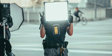 Creative design agency video prodüksiyon ekibinin sette ışık hazırlığı