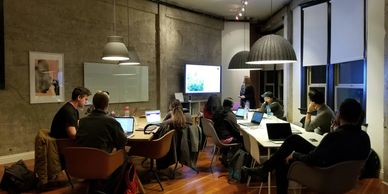 Kreatif ajans ekibiyle proje stratejisi ve fikir geliştirme toplantısı – TrendWave Creative