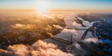 Creative design agency tarafından çekilen sisli şehir üzerinde sinematik drone hava görüntüsü