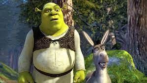 Memes acessíveis - Descrição da imagem: o Burro pergunta: O que significa  TPM? Shrek ao lado, em pé, responde: Significa: TE PREPARA MANO! Detalhes:  Shrek é verde e corpulento; o Burro cinza.