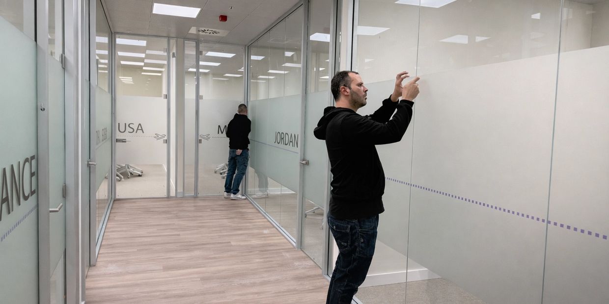 Montadores de Deco Yourself montando oficinas con vinilo de impresión personalizado.