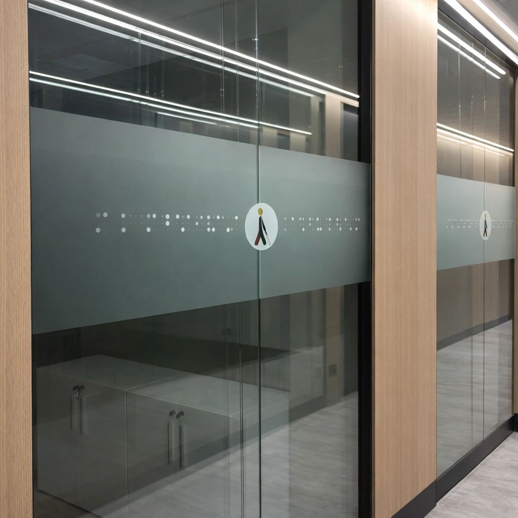 Instalación de vinilo al ácido personalizado en mamparas, privacidad y diseño corporativo en Madrid.