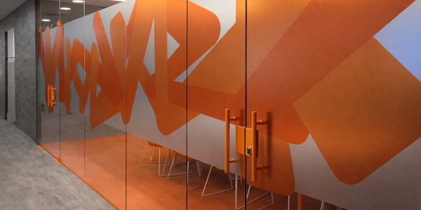 Vinilo al ácido impreso para oficinas en Madrid