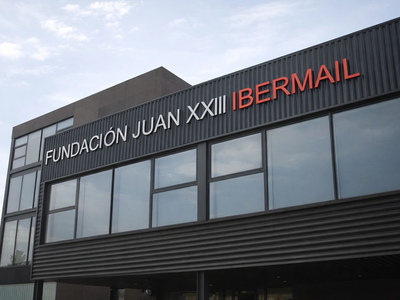 Rotulación exterior con letras corpóreas para empresa en Madrid