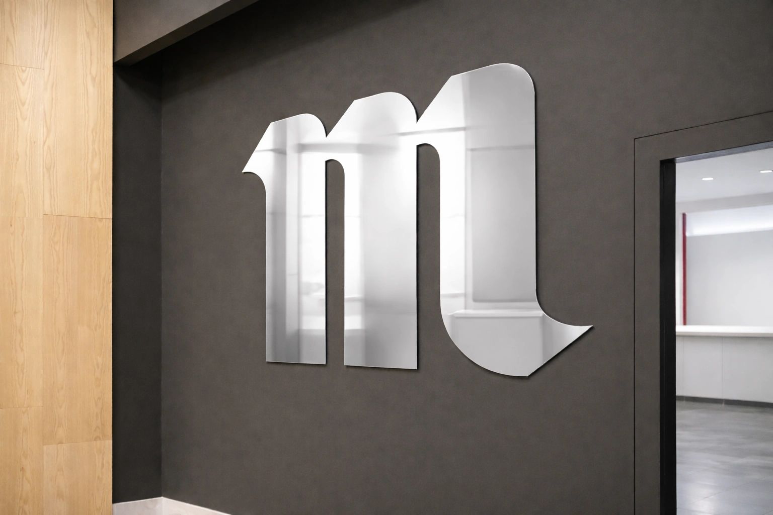 Fabricación y montaje de letra en gran formato en acero inoxidable para cervecería en Madrid.