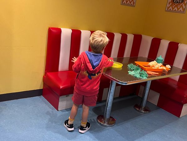children eating 