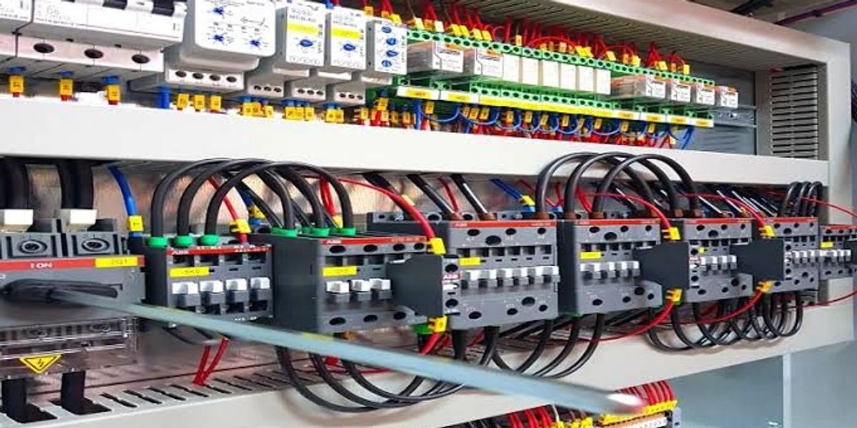 Düzenli yapılmış bir elektrik panosu