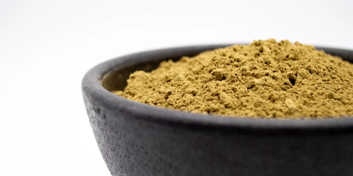 red maeng da kratom powder in a bowl