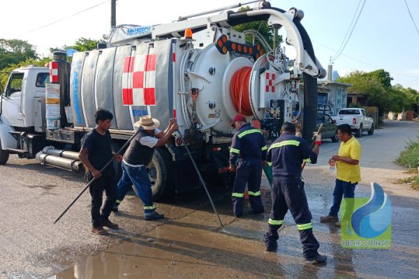 Trabajadores realizan limpieza vial con camión especial.