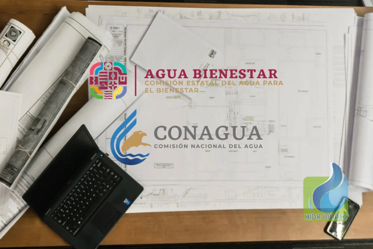 Planos sobre una mesa con laptop y teléfonos, logos de Agua Bienestar, Conagua e Hidromaco.
