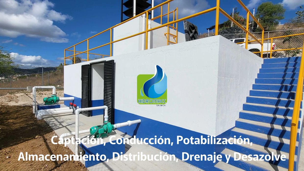 Instalación de tratamiento de agua con tuberías y escaleras azules.