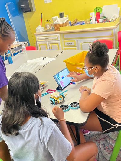 Kids learning to code with SPIKE Prime Robots