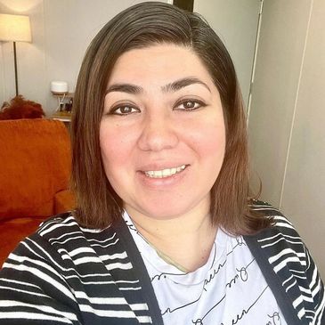 Practicum Student Therapist Negar smiling at the camera posing for a picture