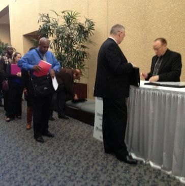 Expert Résumé Man critiquing résumés at Dallas Morning News Career Fairs