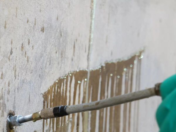 Inyección de epoxico para remediar filtraciones por grietas en el concreto