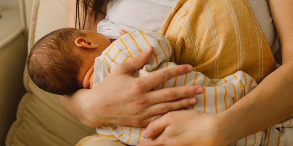 Baby feeding. Breast feeding and bottle feeding support.