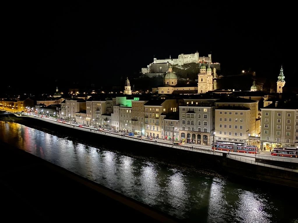 Die Festung HohenSalzburg und Altstadt. Blick von der Steinterrasse